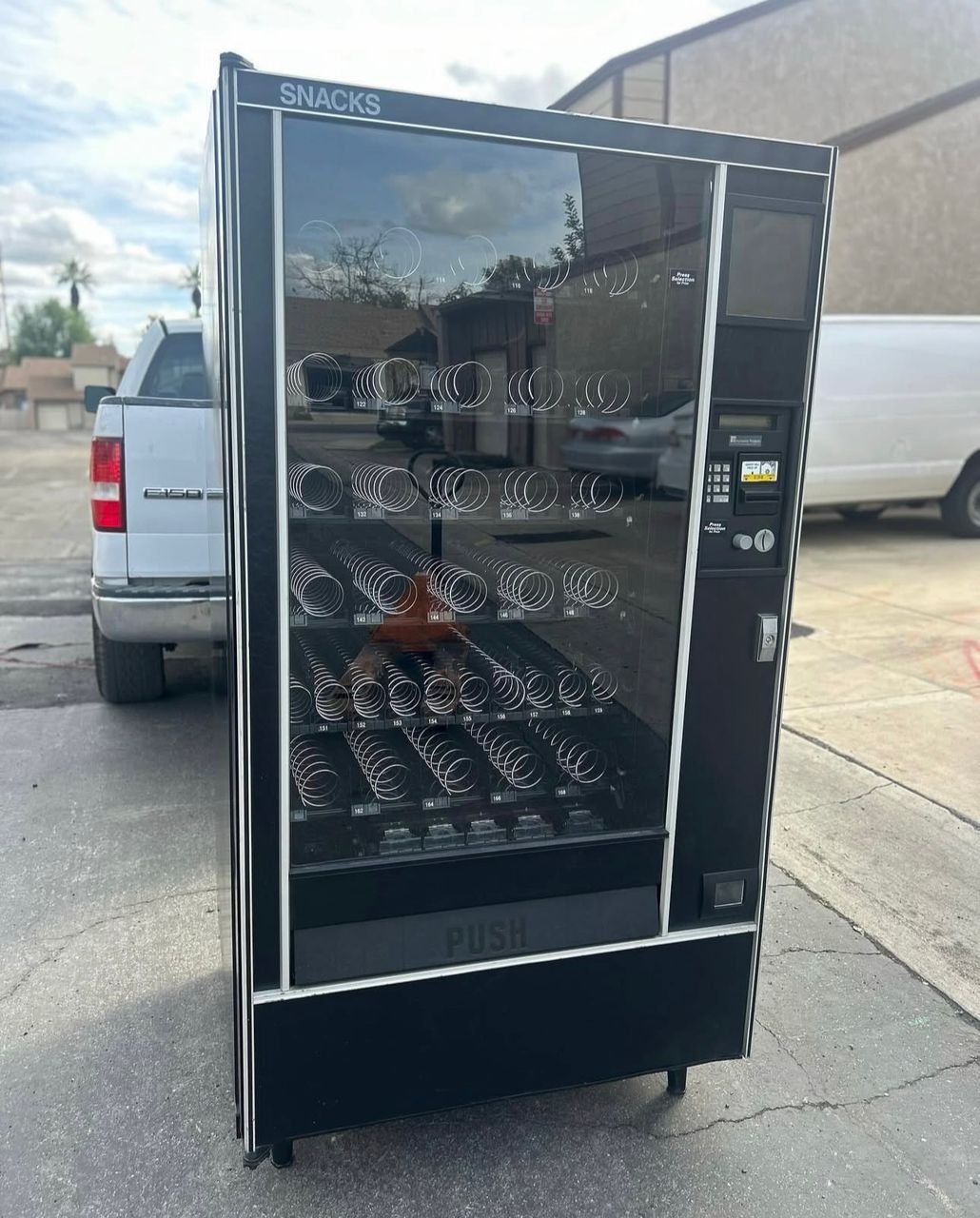 Black Glass Front Snack Machine (Standard)
